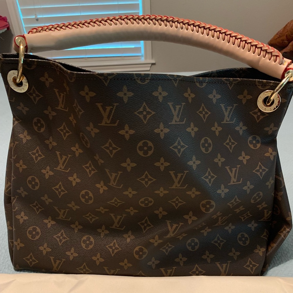 LOUIS VUITTON
Monogram Artsy MM